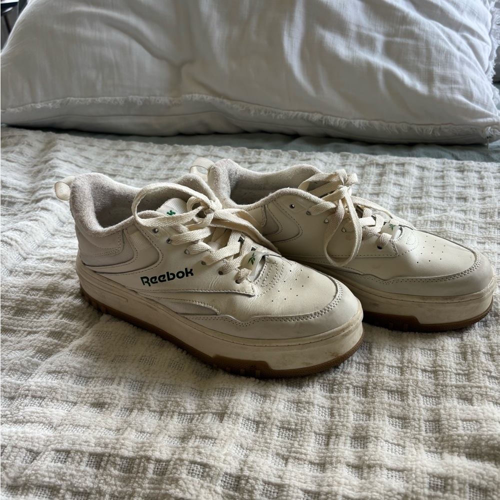 Reebok off white Sneakers with green detail